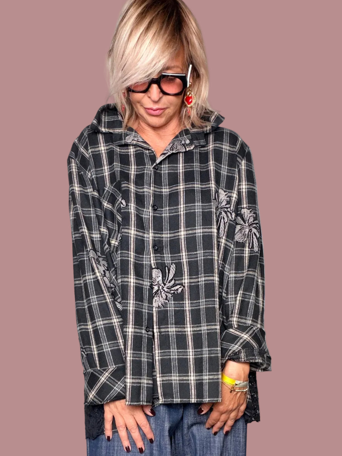 Camicia Oversize Tartan con Ricami Floreali Argento e Retro in Pizzo Nero