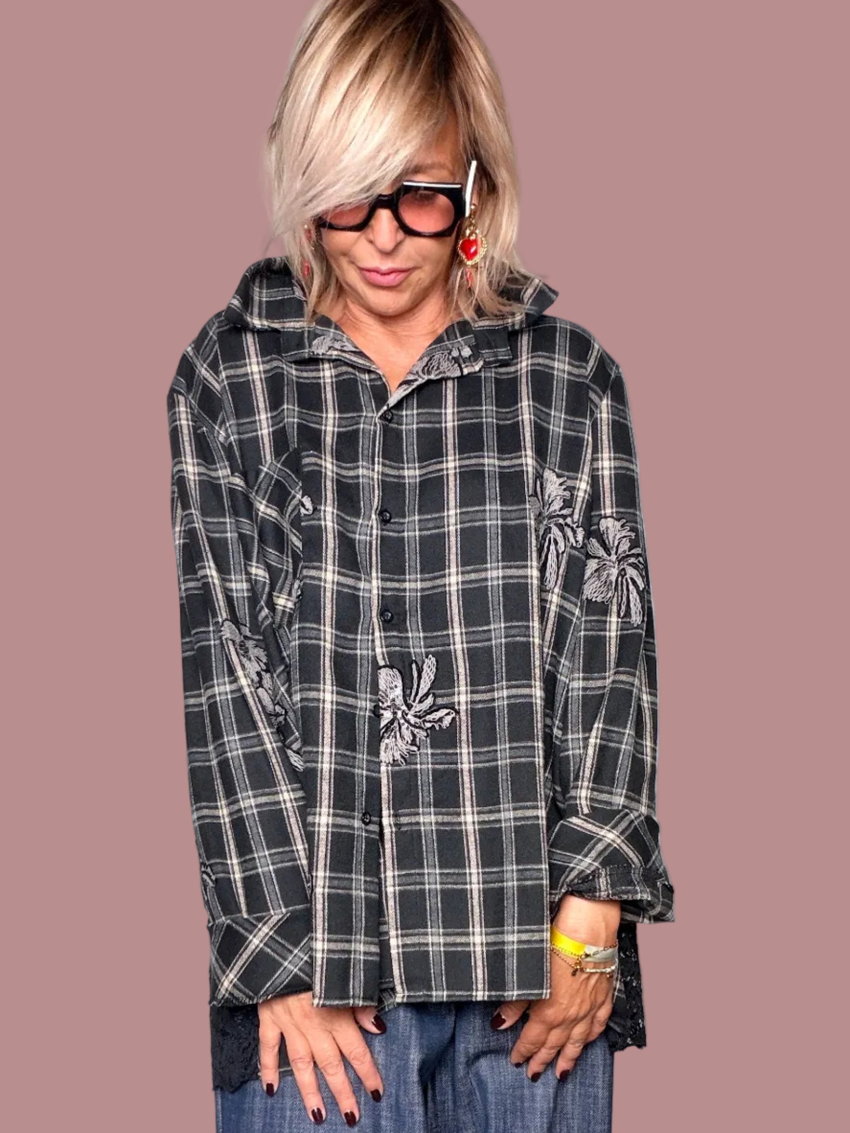 Camicia Oversize Tartan con Ricami Floreali Argento e Retro in Pizzo Nero