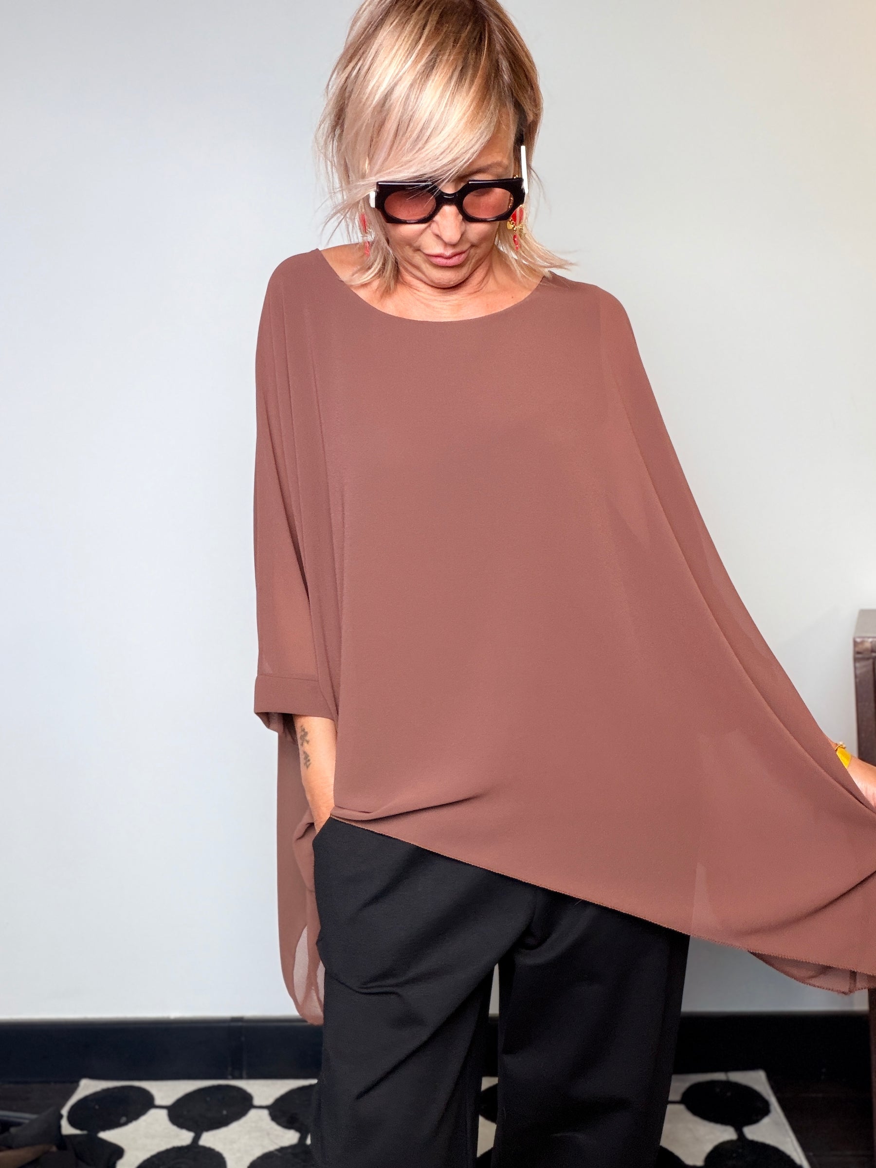 Blusa Oversize Pipistrello in Georgette – Marrone / Nero | FEMALE