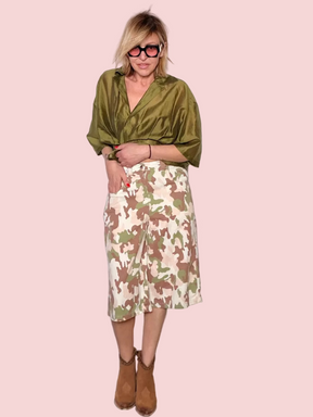 Bermuda con Stampa Camouflage — Panna / Verde / Marrone