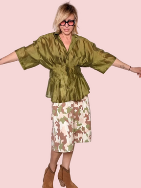 Bermuda con Stampa Camouflage — Panna / Verde / Marrone