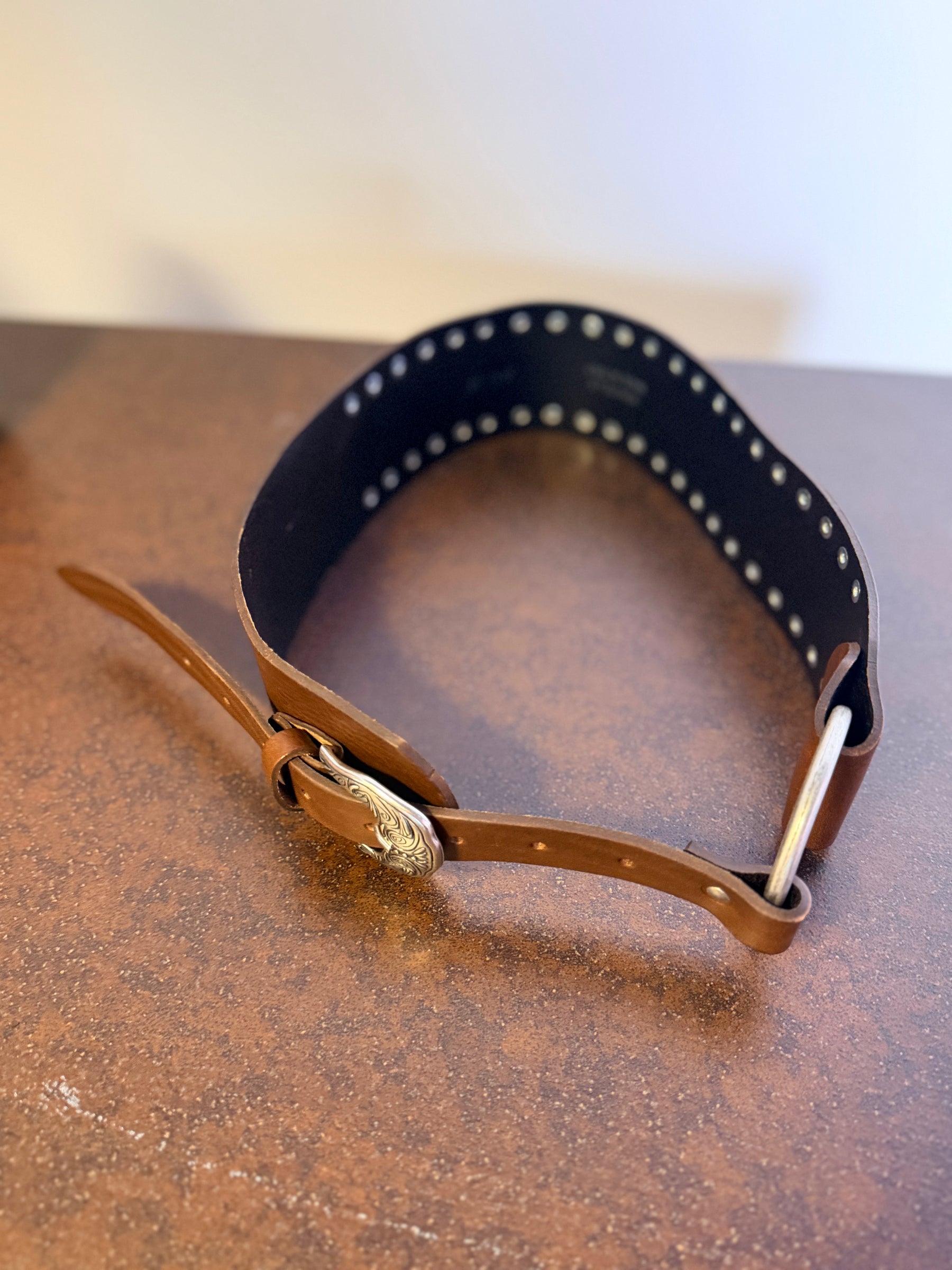 Cintura Larga in Ecopelle con Borchie e Fibbia Western — Cognac