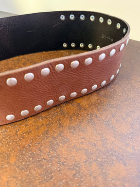 Cintura Larga in Ecopelle con Borchie e Fibbia Western — Cognac