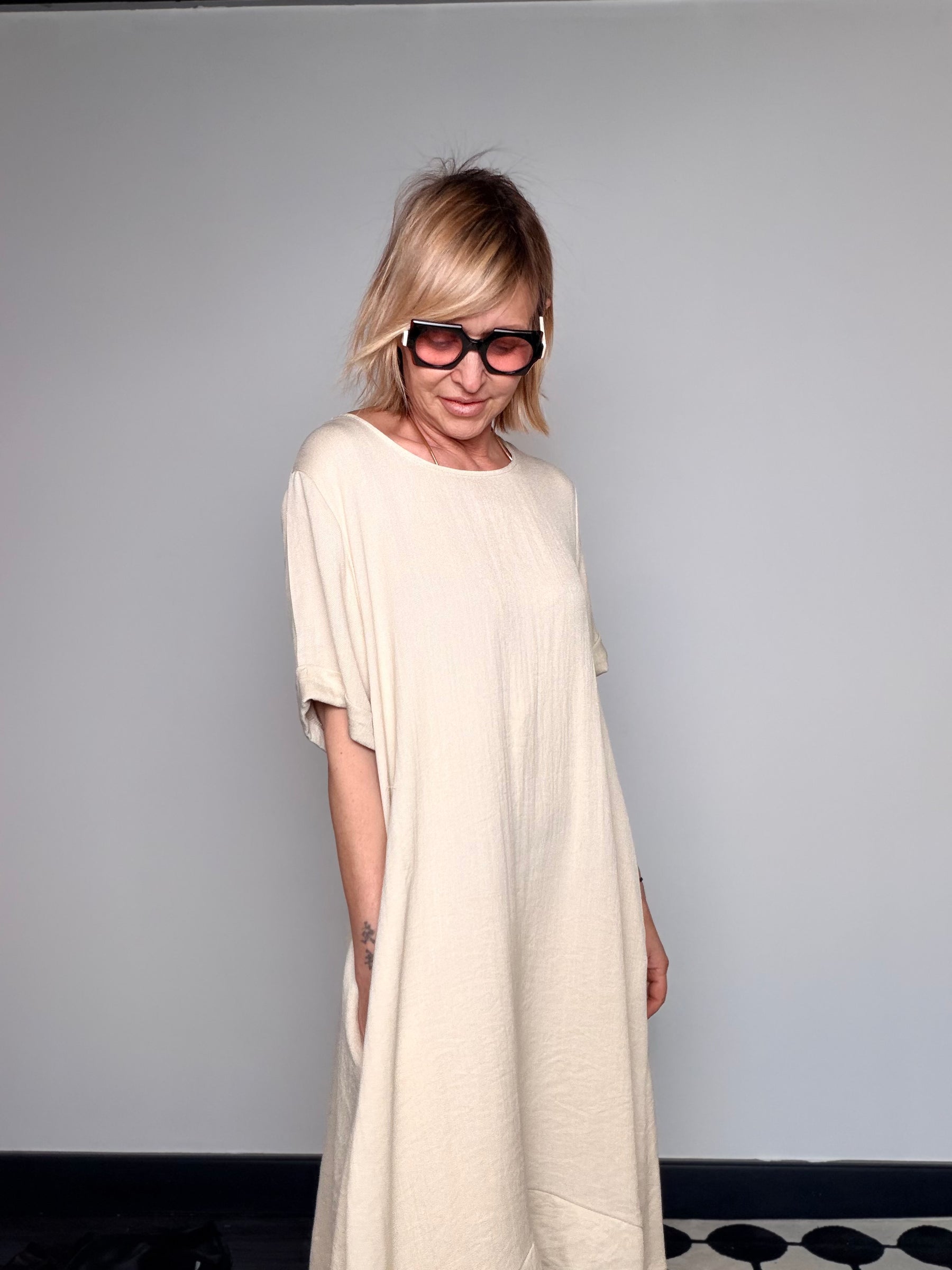 Abito Over a T con Orlo Asimmetrico — Panna / Rosa Cipria