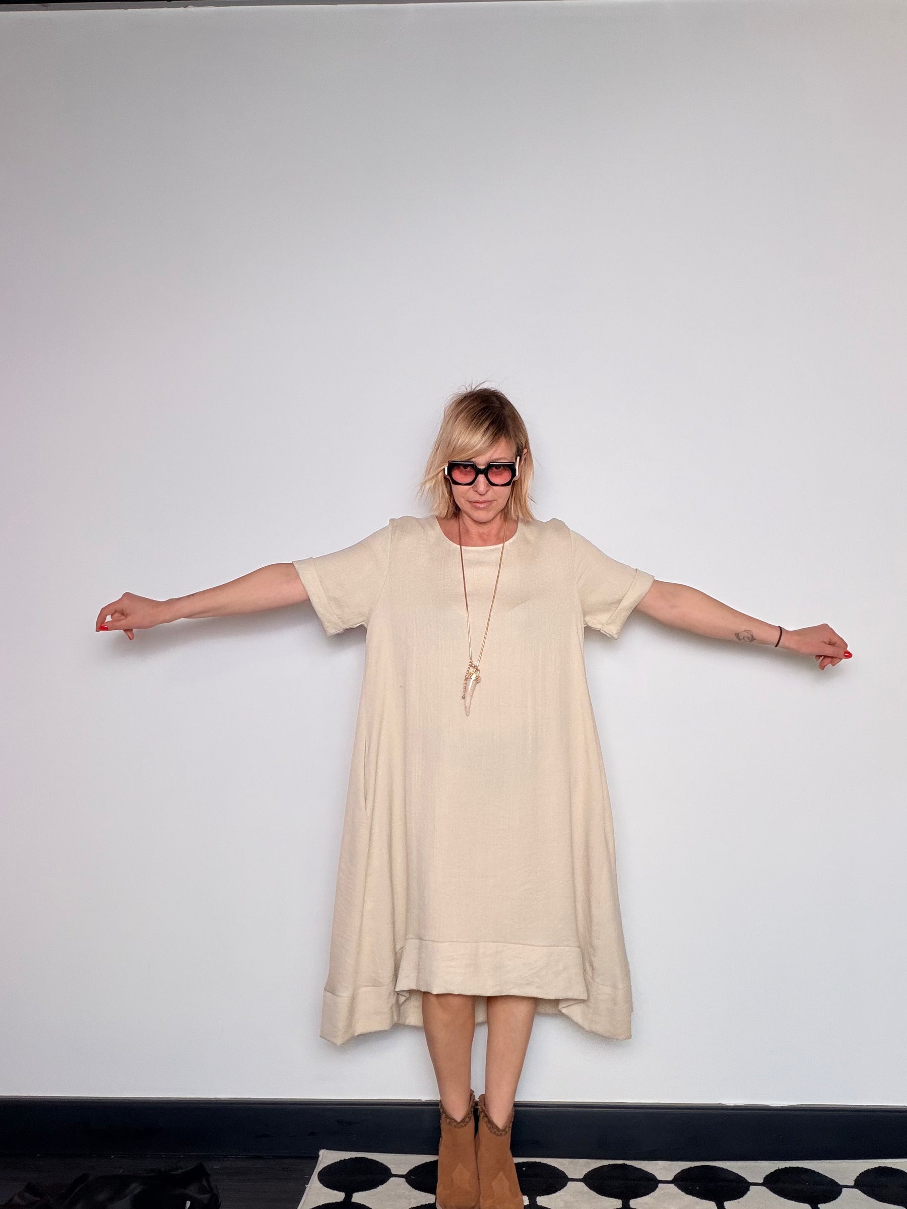 Abito Over a T con Orlo Asimmetrico — Panna / Rosa Cipria