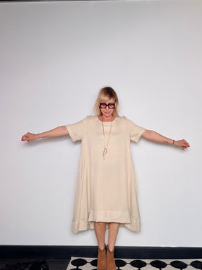 Abito Over a T con Orlo Asimmetrico — Panna / Rosa Cipria