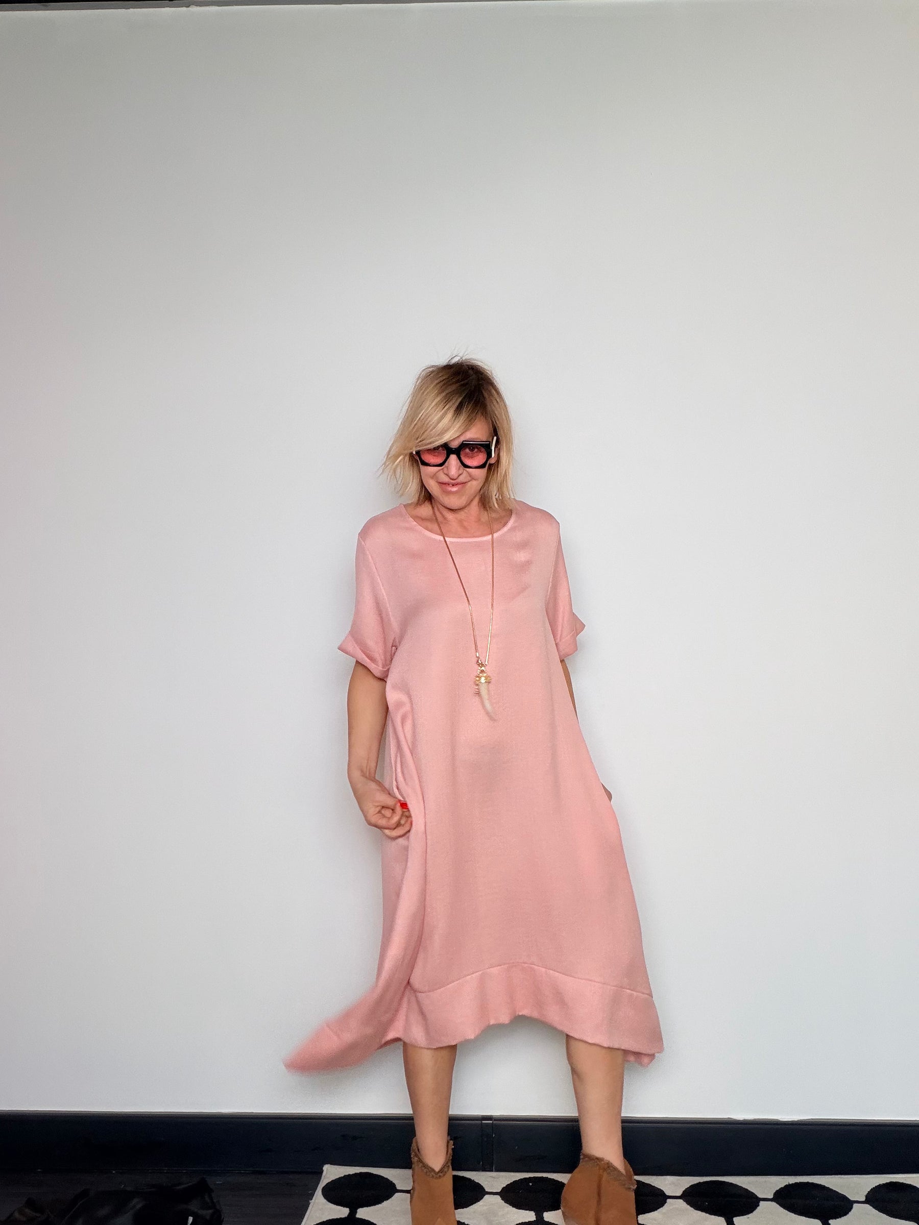 Abito Over a T con Orlo Asimmetrico — Panna / Rosa Cipria