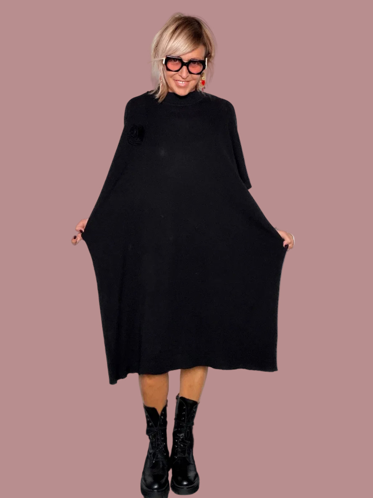 Abito Oversize Cocoon Nero con Rosa in Tessuto –