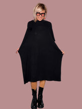 Abito Oversize Cocoon Nero con Rosa in Tessuto –