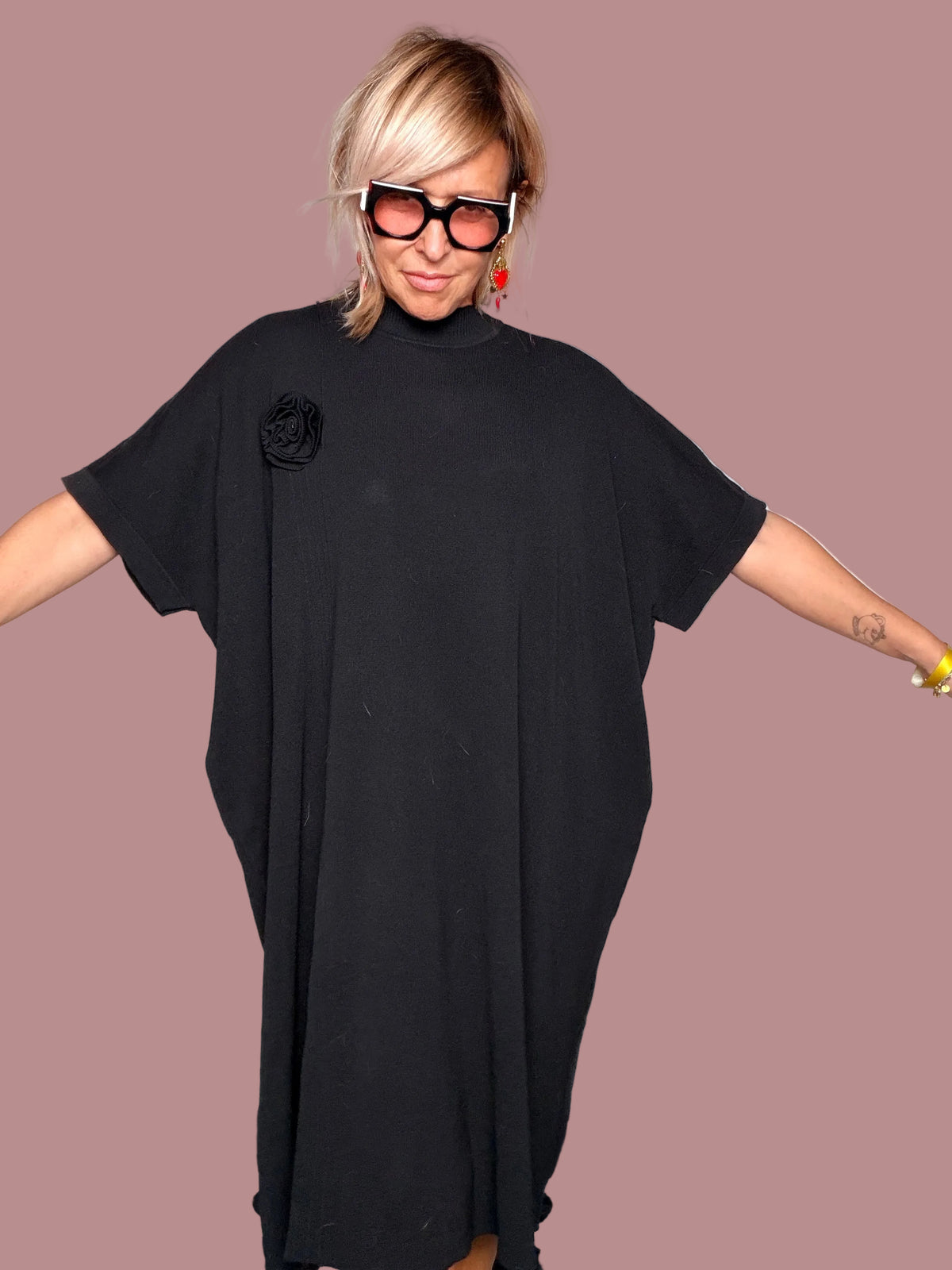 Abito Oversize Cocoon Nero con Rosa in Tessuto –