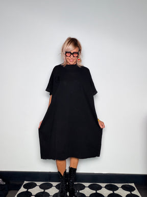 Abito Oversize Cocoon Nero con Rosa in Tessuto –