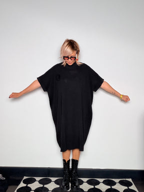 Abito Oversize Cocoon Nero con Rosa in Tessuto –