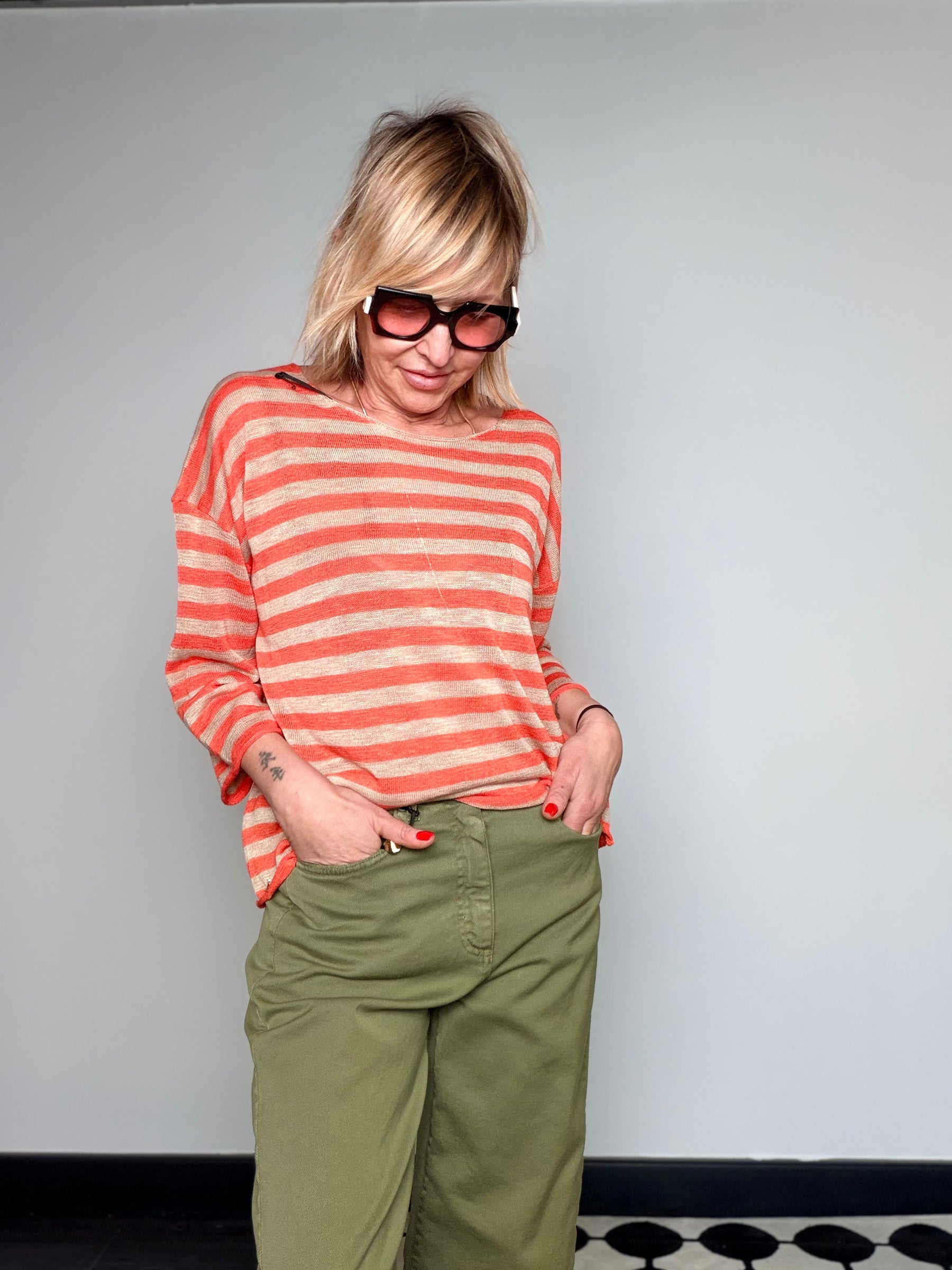 Maglia in Filo a Righe con Scollo V e Fiocco sul Retro — Corallo / Verde / Nero