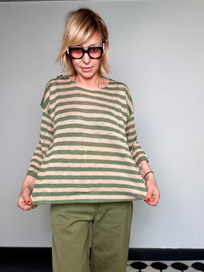 Maglia in Filo a Righe con Scollo V e Fiocco sul Retro — Corallo / Verde / Nero