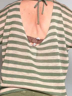 Maglia in Filo a Righe con Scollo V e Fiocco sul Retro — Corallo / Verde / Nero