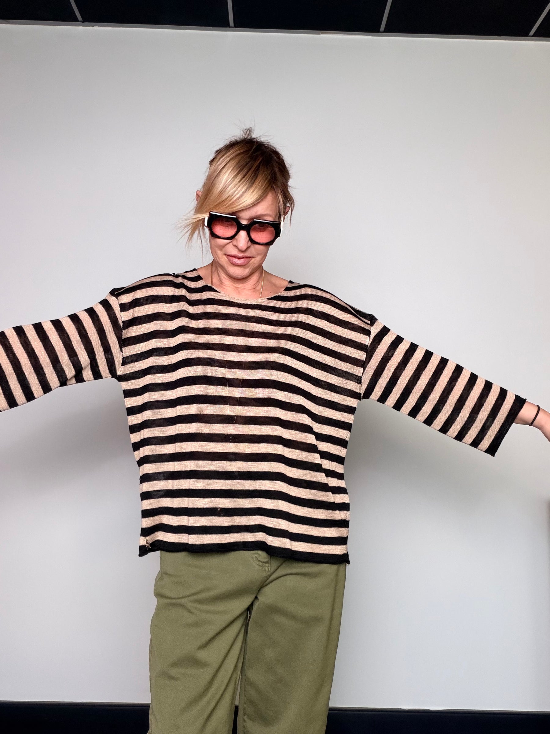 Maglia in Filo a Righe con Scollo V e Fiocco sul Retro — Corallo / Verde / Nero