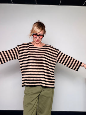 Maglia in Filo a Righe con Scollo V e Fiocco sul Retro — Corallo / Verde / Nero