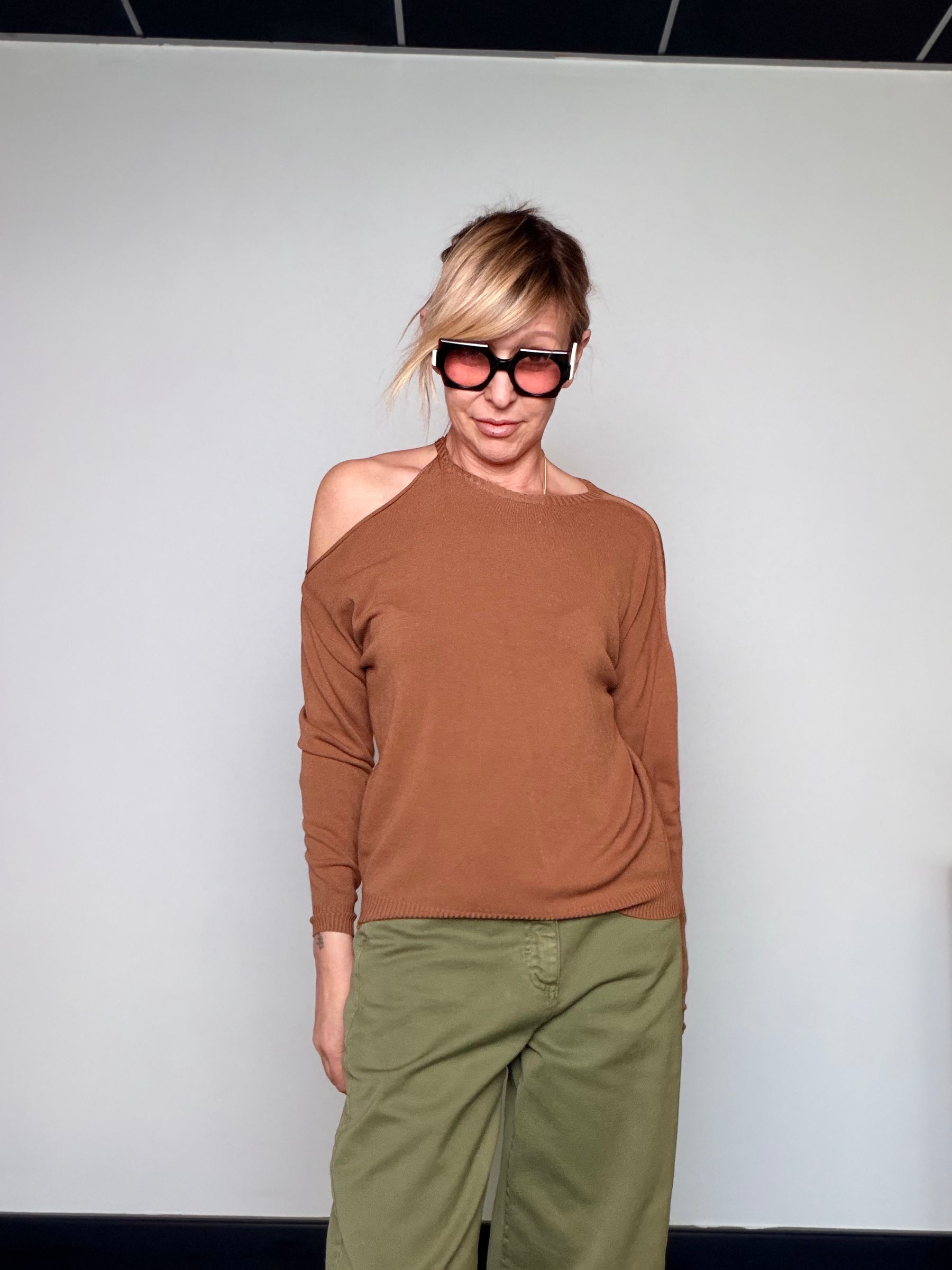 Maglia in Filo con Spalla Scoperta — Nero / Cammello