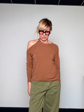 Maglia in Filo con Spalla Scoperta — Nero / Cammello