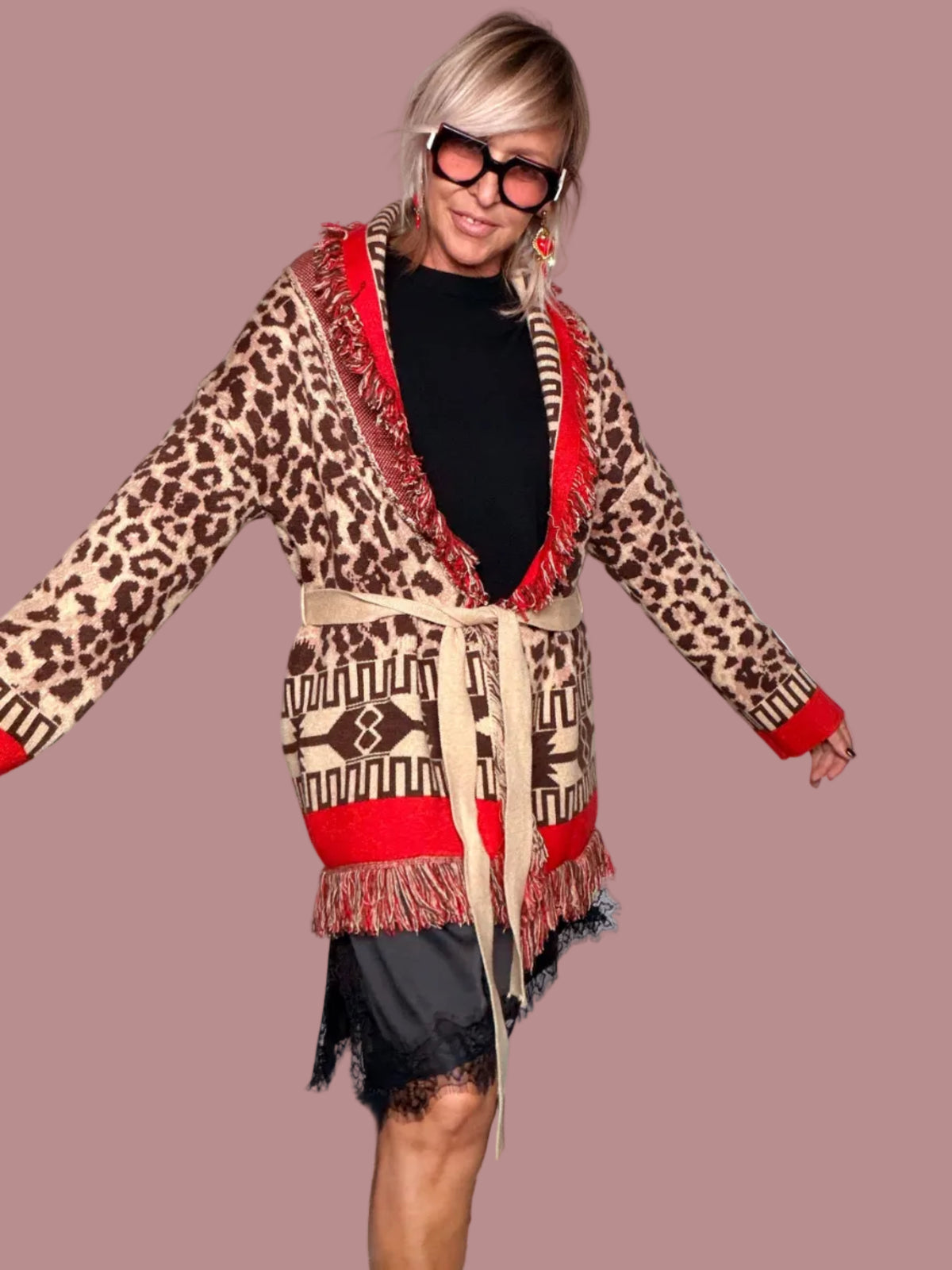 Cardigan Lungo Maculato Azteco con Frange Rosse e Cintura – Oversize | FEMALE