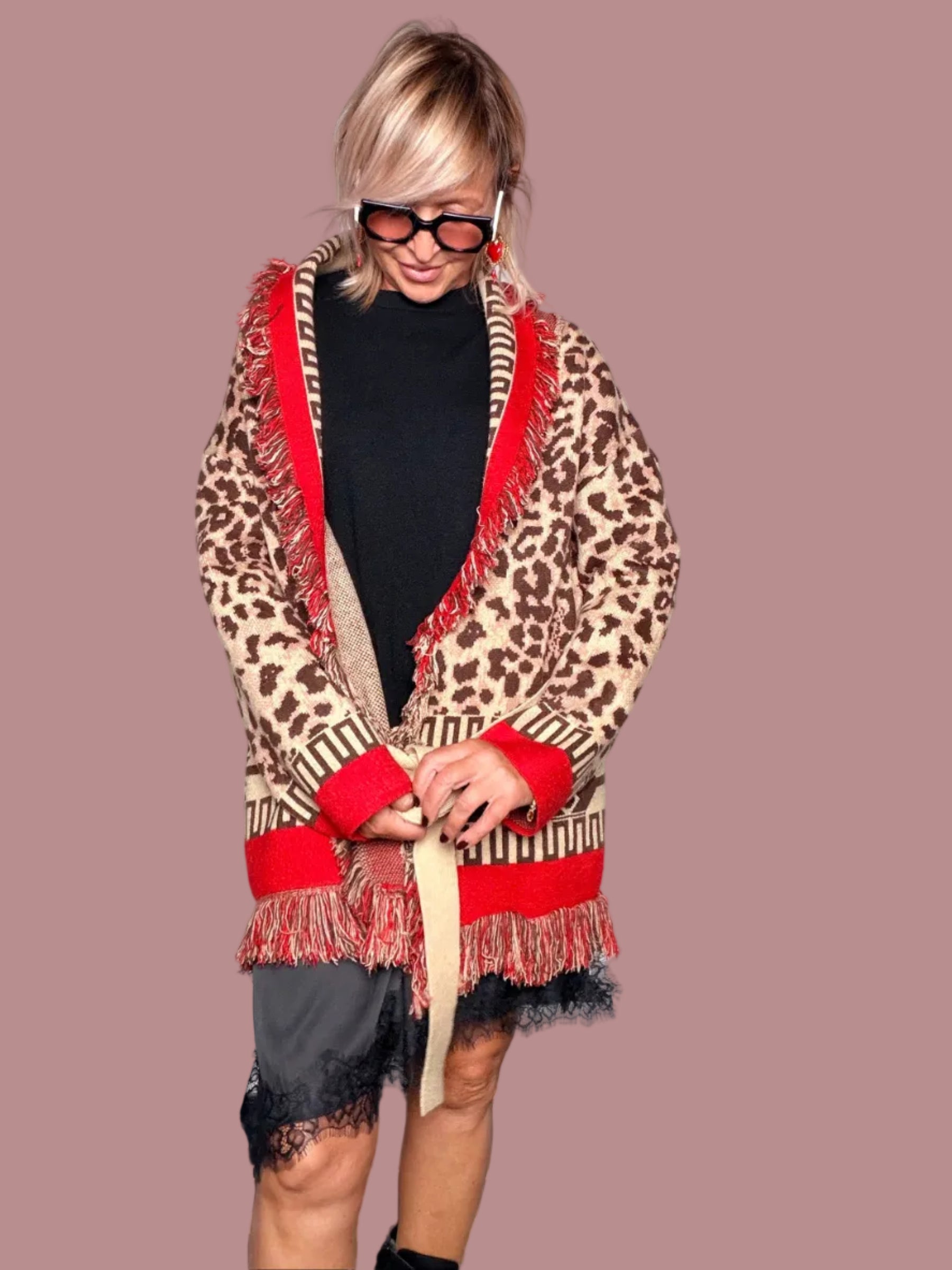 Cardigan Lungo Maculato Azteco con Frange Rosse e Cintura – Oversize | FEMALE