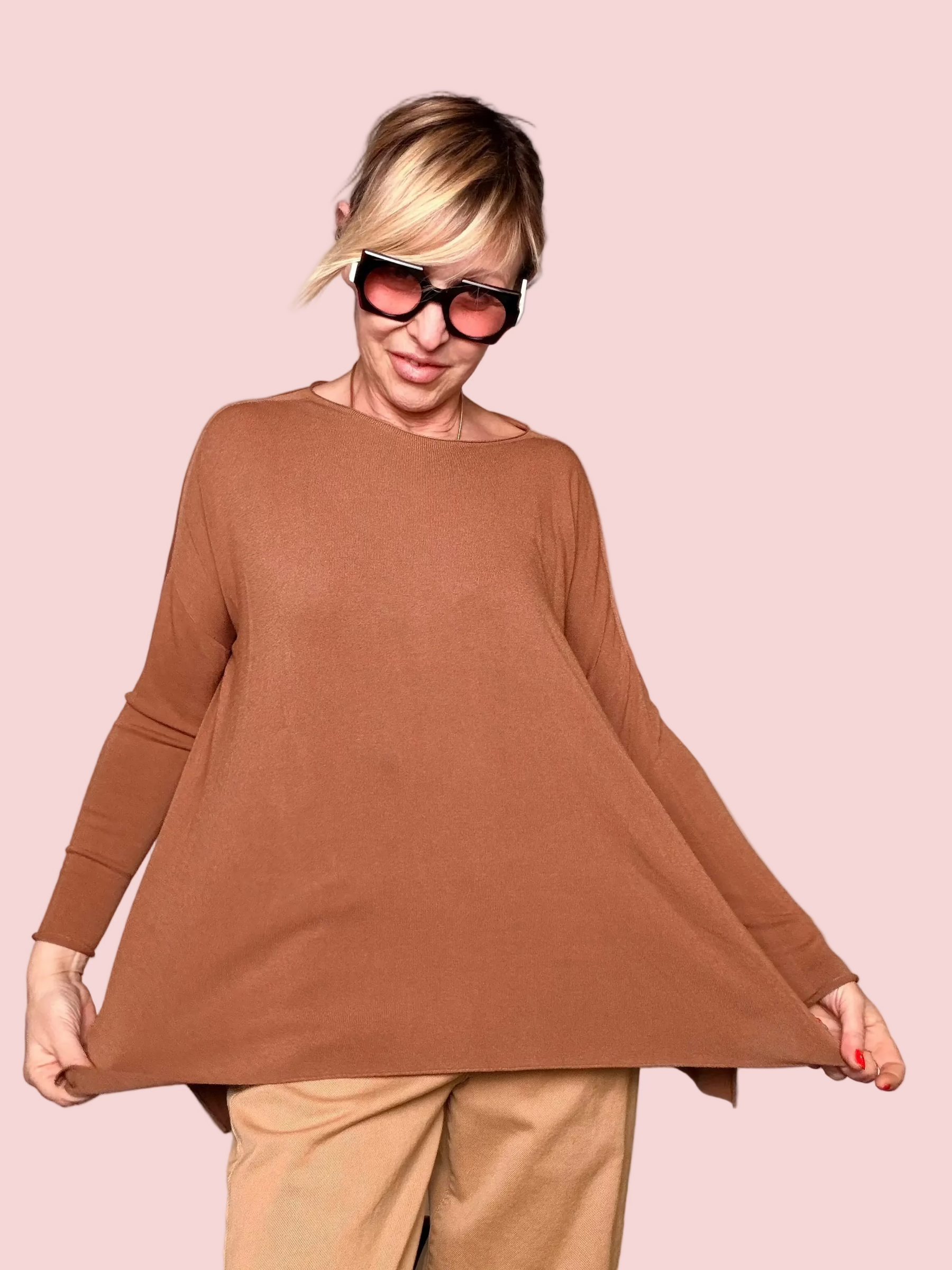 Maglia in Filo Over Trapezio con Orlo Asimmetrico — Cammello / Nero