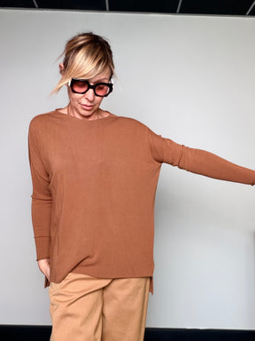 Maglia in Filo Over Trapezio con Orlo Asimmetrico — Cammello / Nero