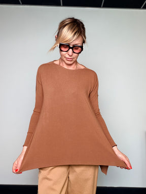 Maglia in Filo Over Trapezio con Orlo Asimmetrico — Cammello / Nero