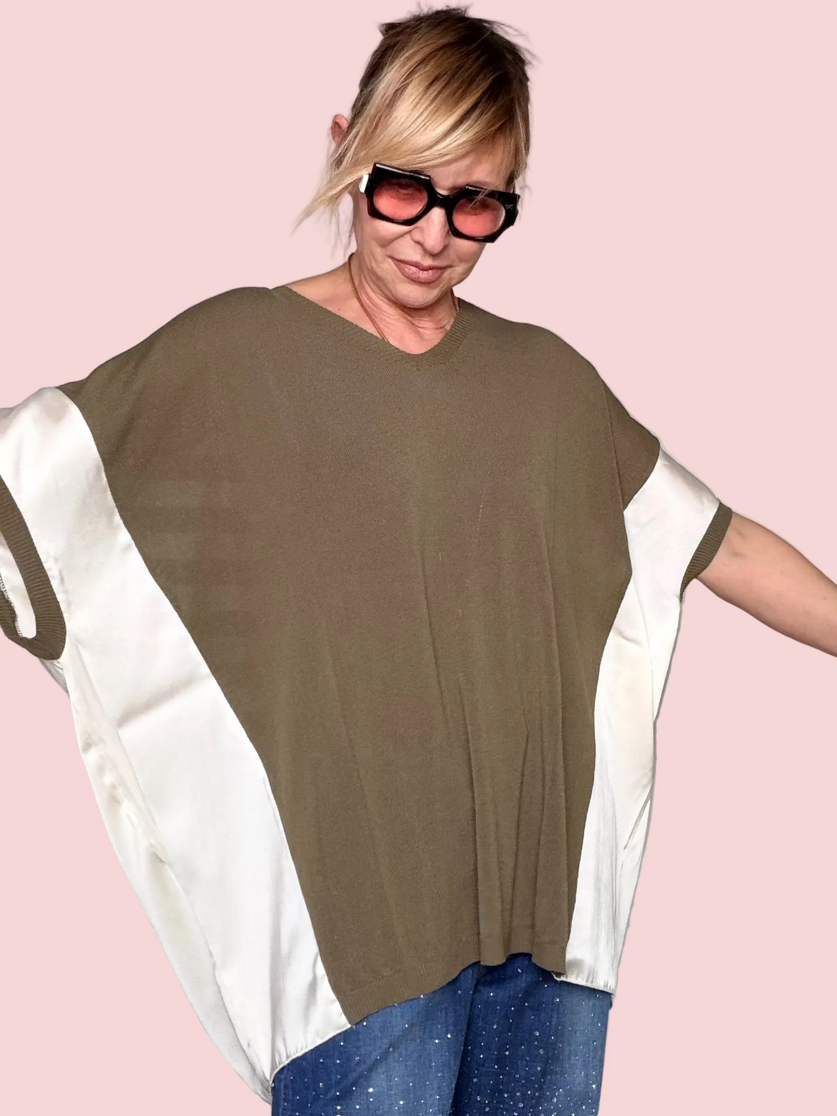 Maglia in Filo con Inserti in Raso a Trazione Laterale — Cammello / Verde / Panna