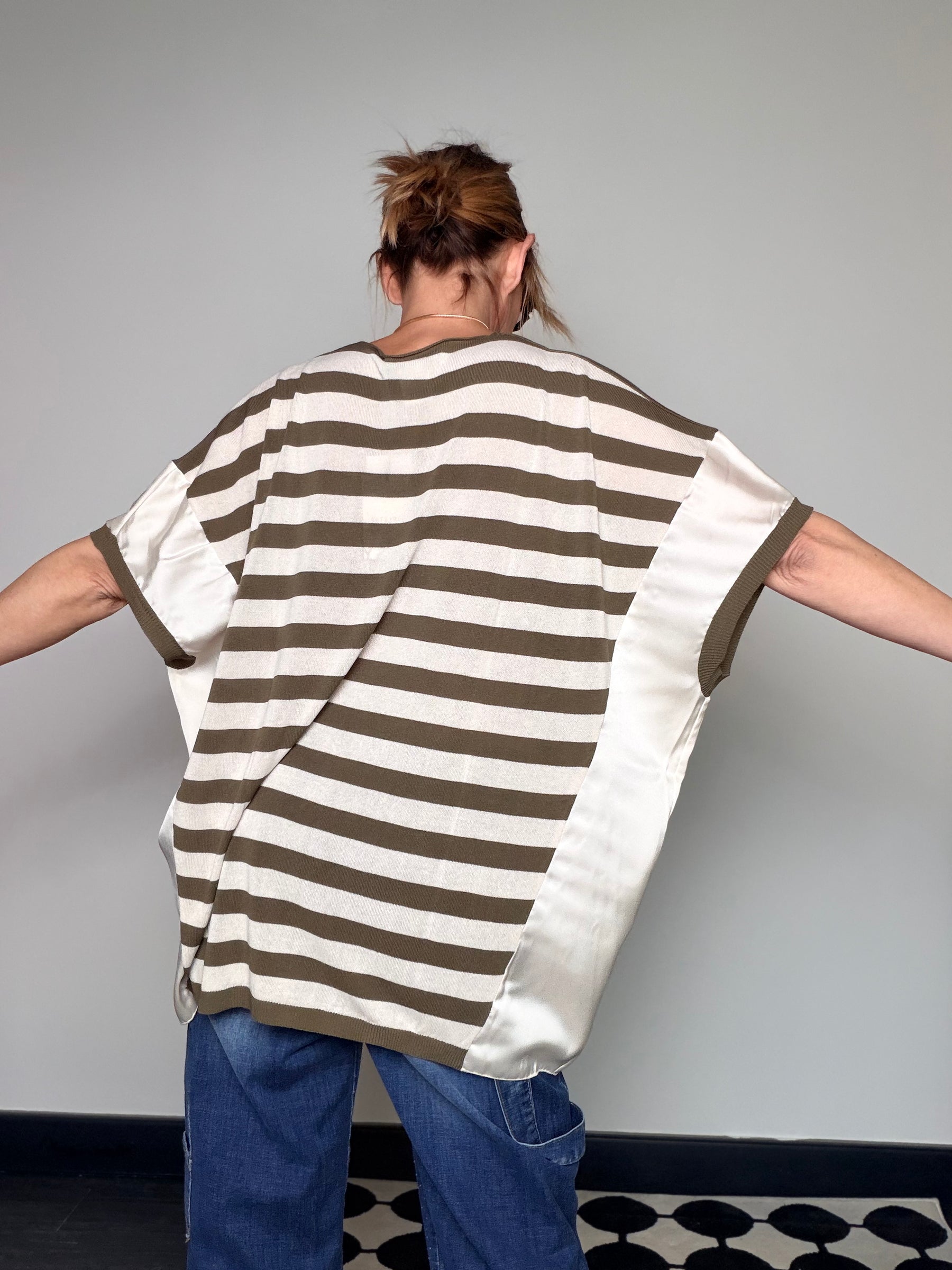 Maglia in Filo con Inserti in Raso a Trazione Laterale — Cammello / Verde / Panna