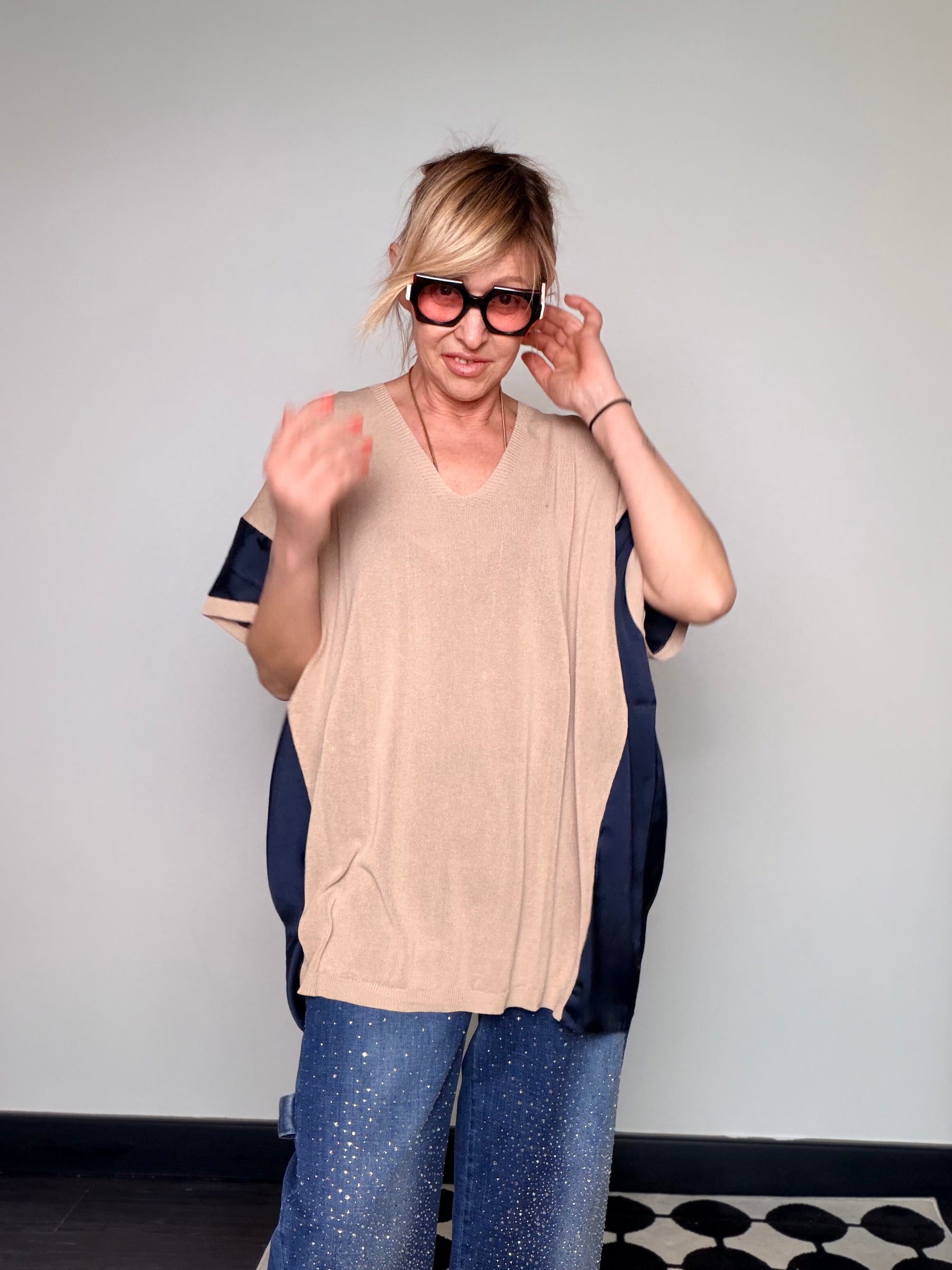 Maglia in Filo con Inserti in Raso a Trazione Laterale — Cammello / Verde / Panna