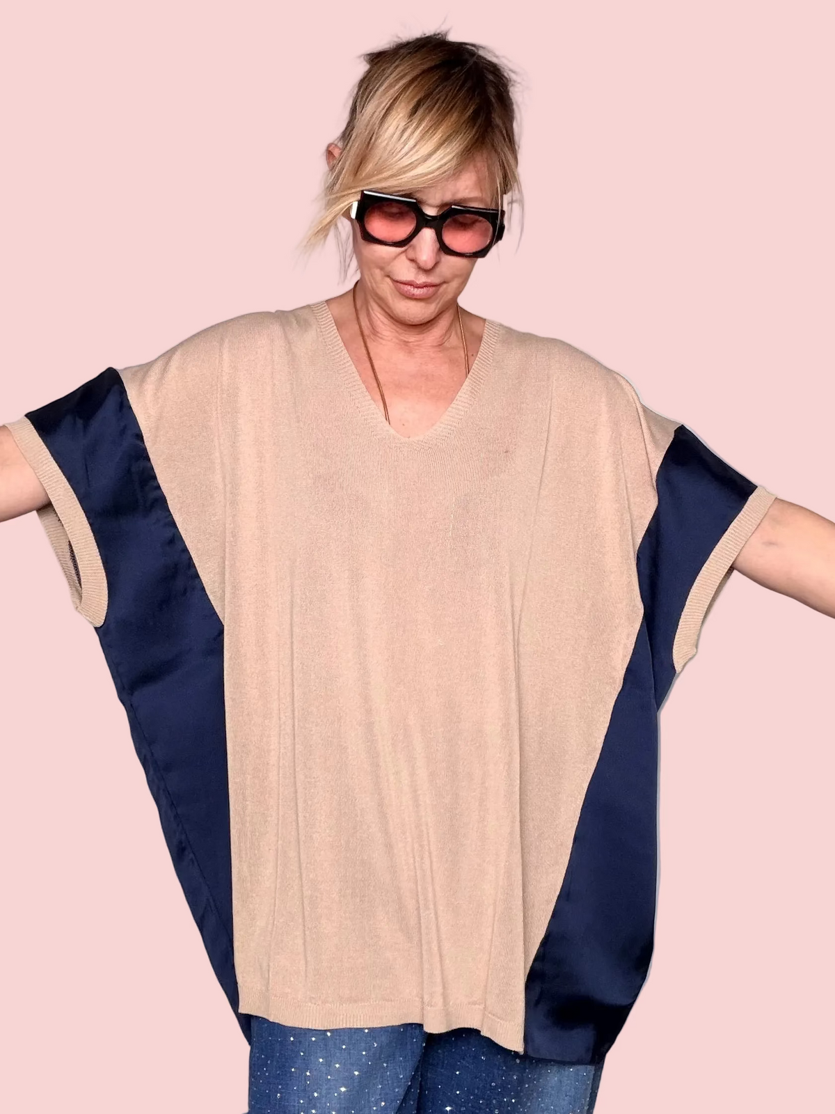 Maglia in Filo con Inserti in Raso a Trazione Laterale — Cammello / Verde / Panna