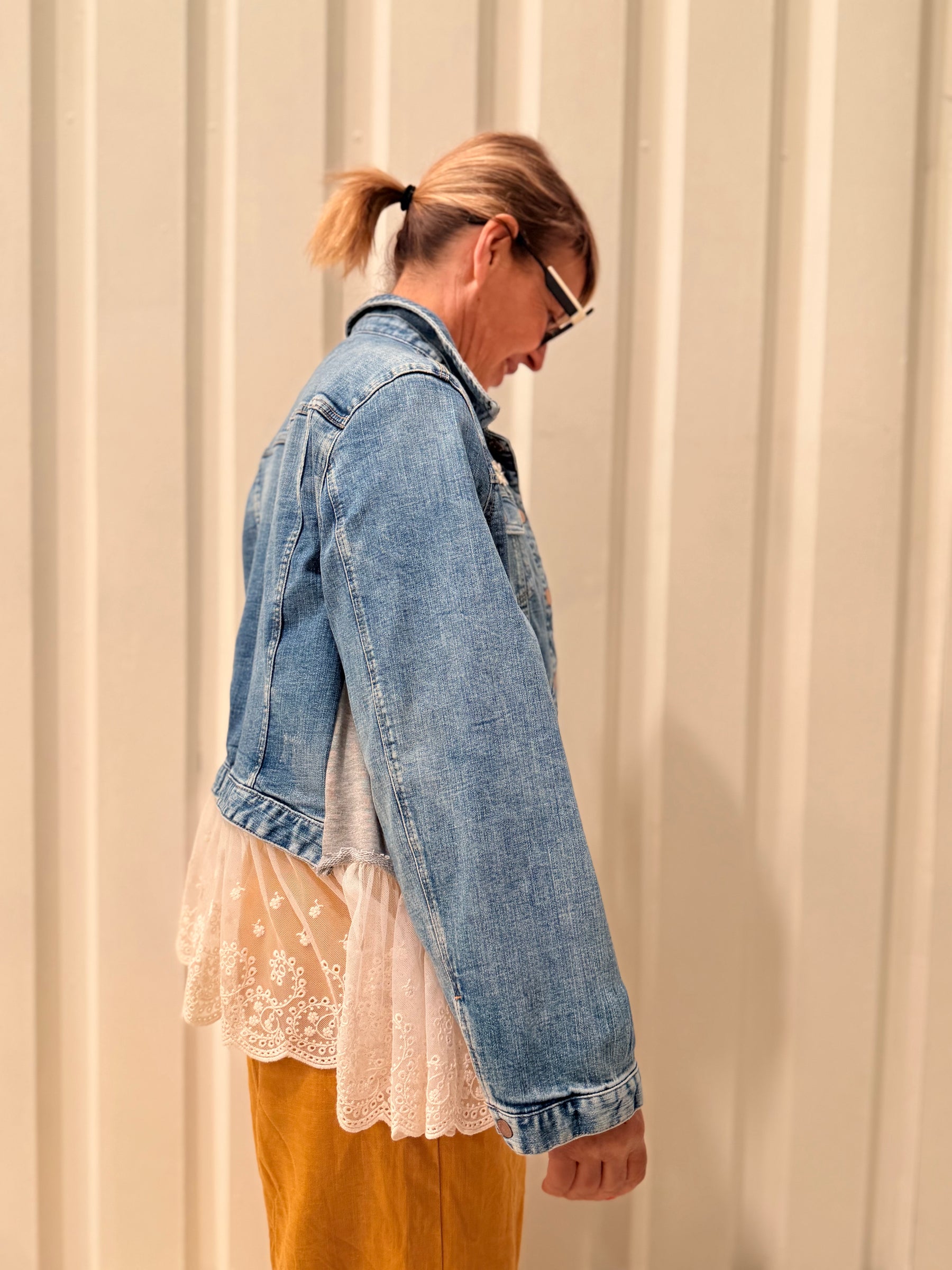 Giacca Denim Vintage con Balza in Pizzo Sangallo – Pezzo Unico