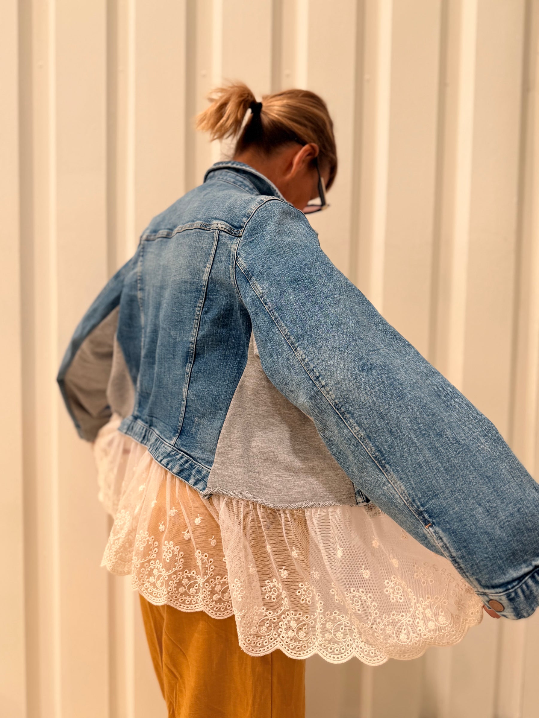 Giacca Denim Vintage con Balza in Pizzo Sangallo – Pezzo Unico