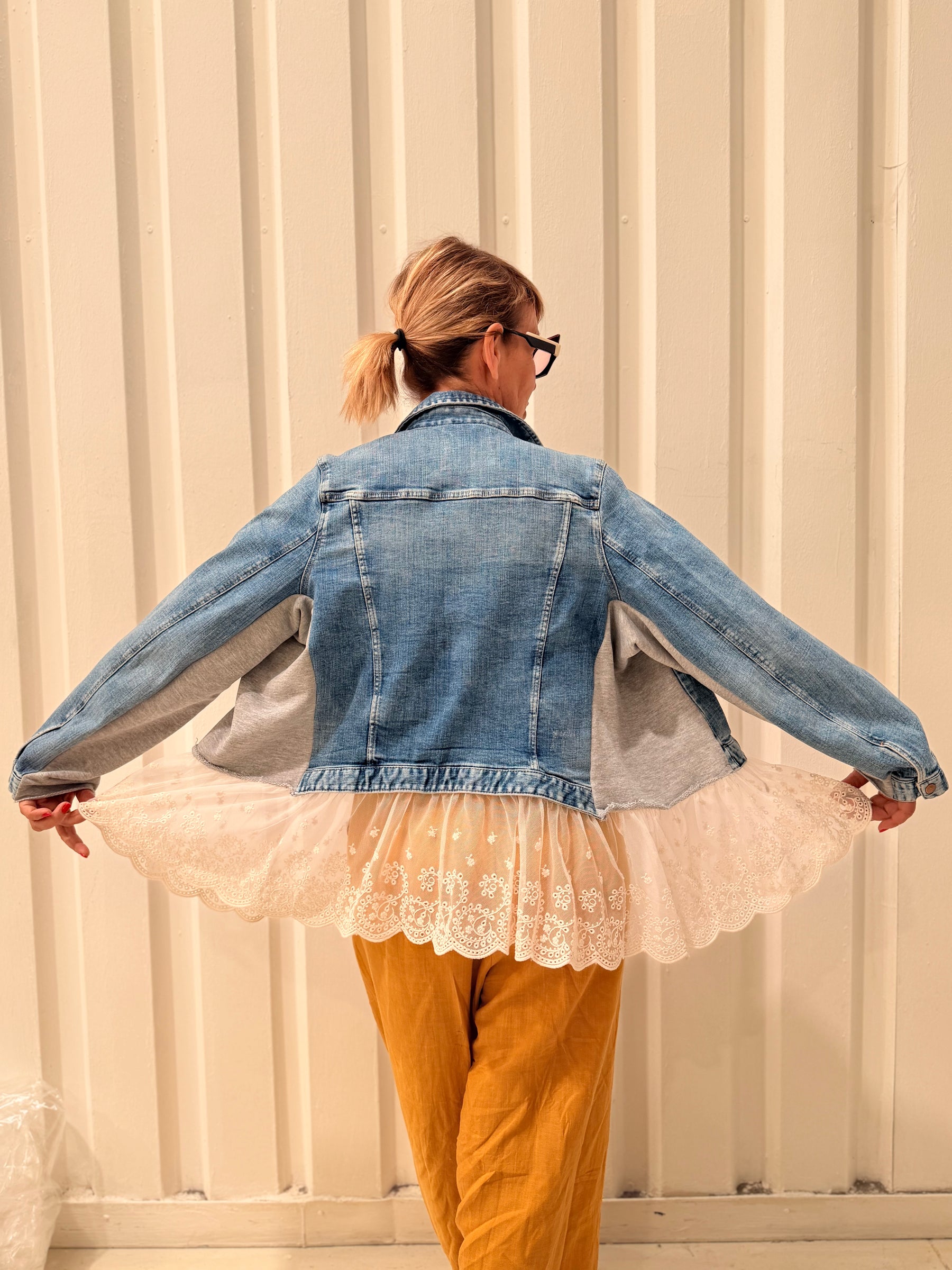 Giacca Denim Vintage con Balza in Pizzo Sangallo – Pezzo Unico