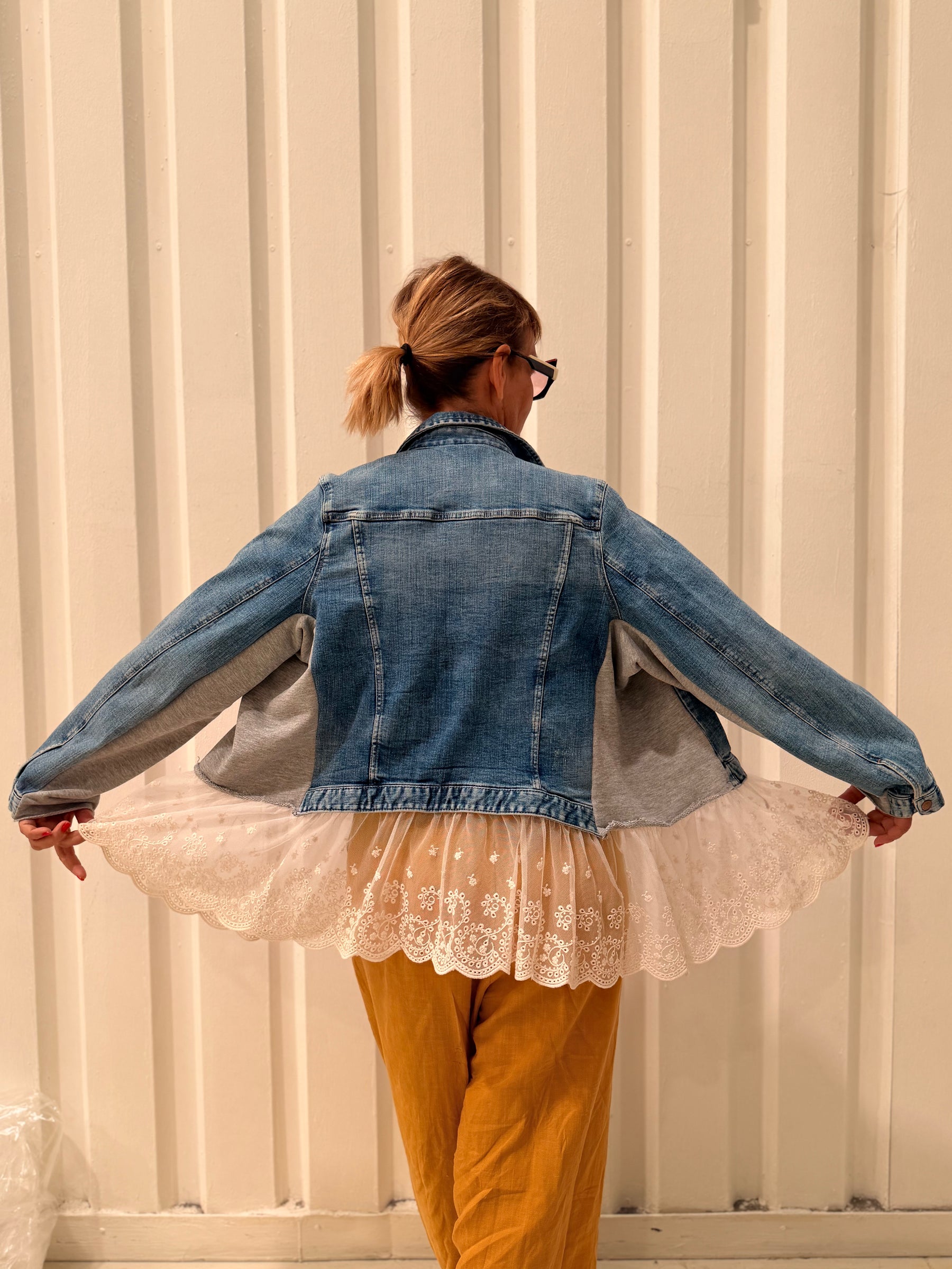 Giacca Denim Vintage con Balza in Pizzo Sangallo – Pezzo Unico