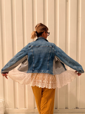 Giacca Denim Vintage con Balza in Pizzo Sangallo – Pezzo Unico