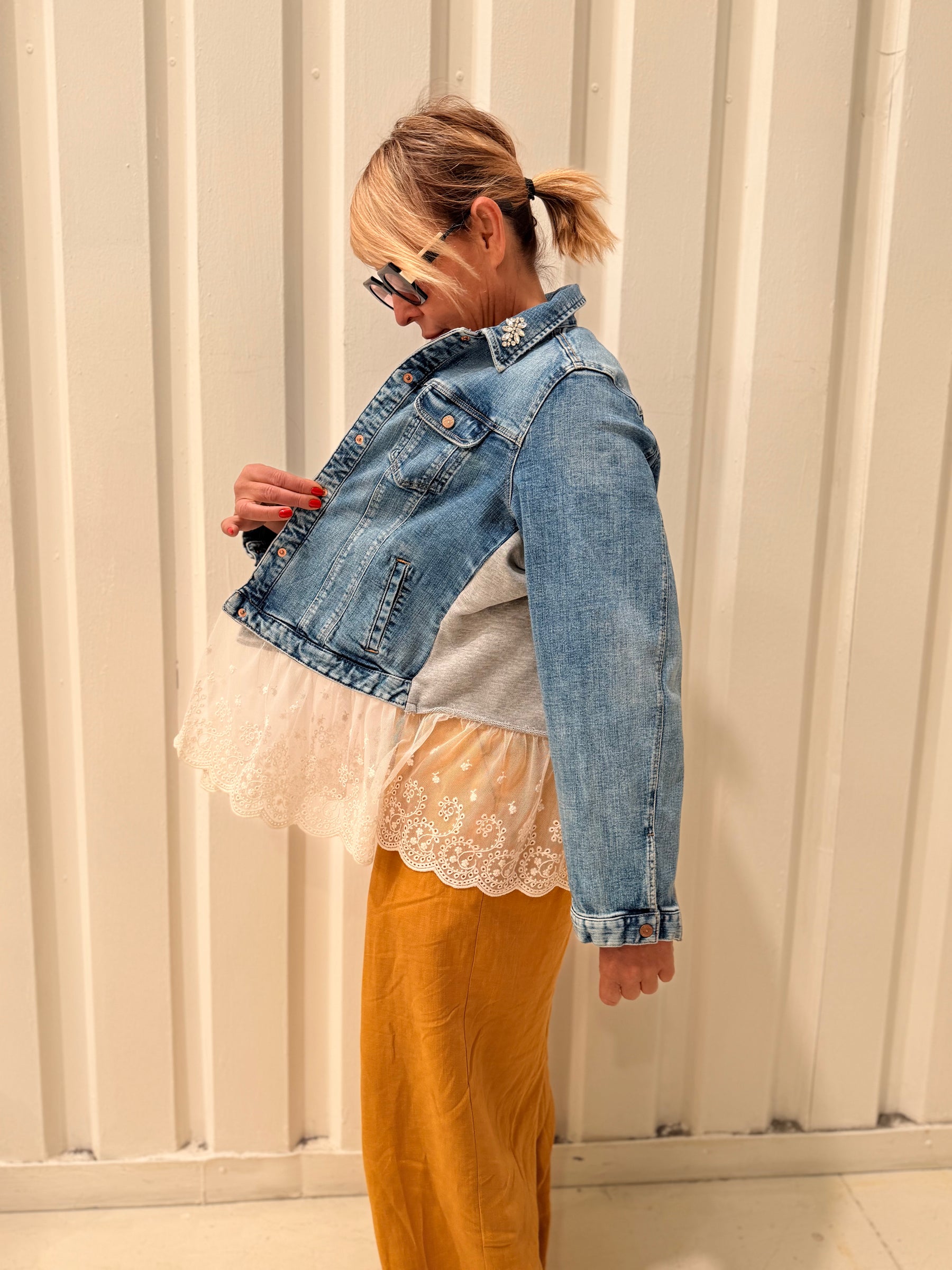 Giacca Denim Vintage con Balza in Pizzo Sangallo – Pezzo Unico