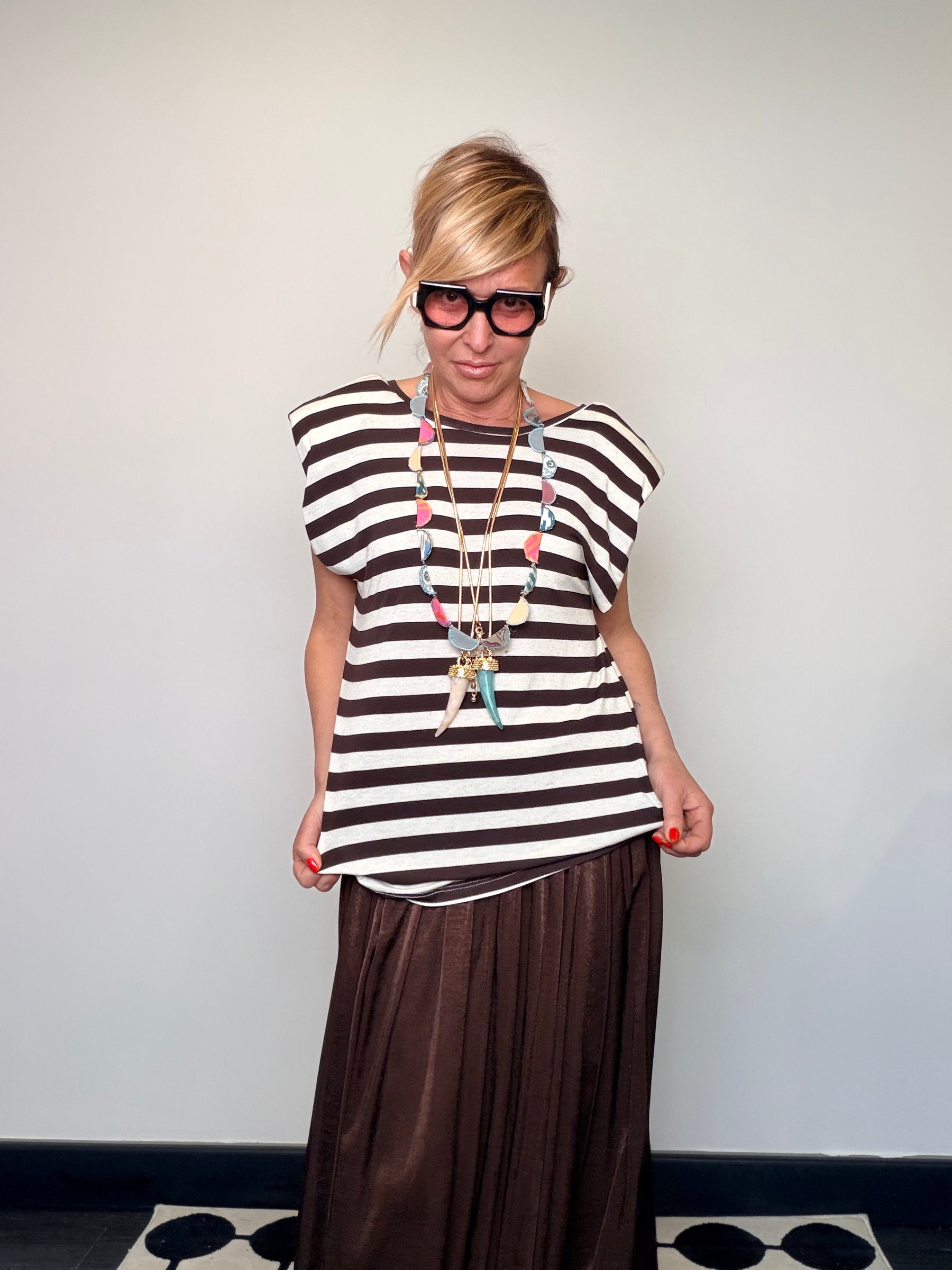 T-shirt Oversize a Righe con Scollo V sul Retro e Cintura Colorata