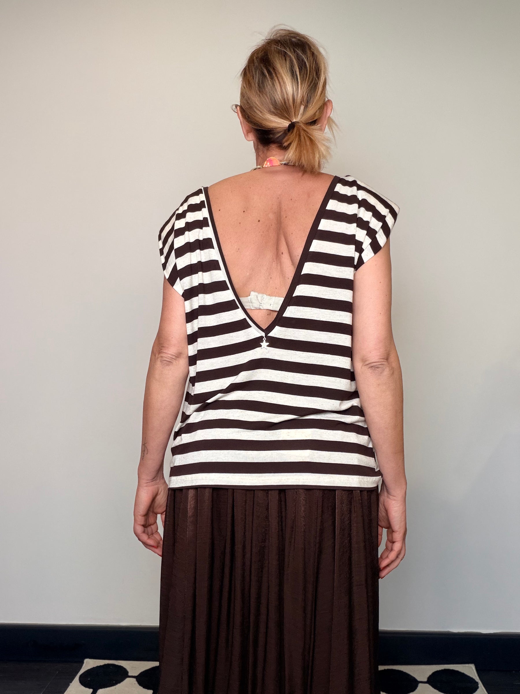T-shirt Oversize a Righe con Scollo V sul Retro e Cintura Colorata