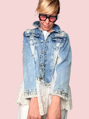 Giacca Denim Vintage con Balza in Pizzo Sangallo – Pezzo Unico