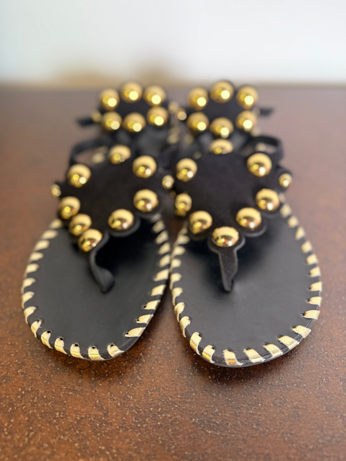 Sandalo Flat Borchie Gold – Nero