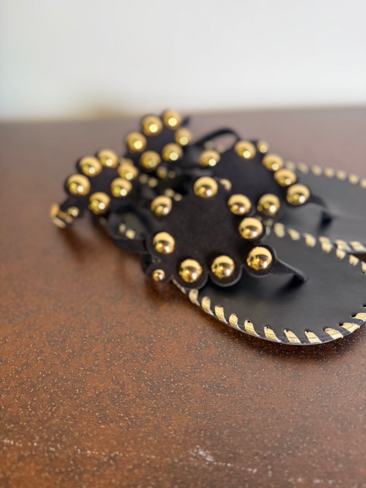 Sandalo Flat Borchie Gold – Nero