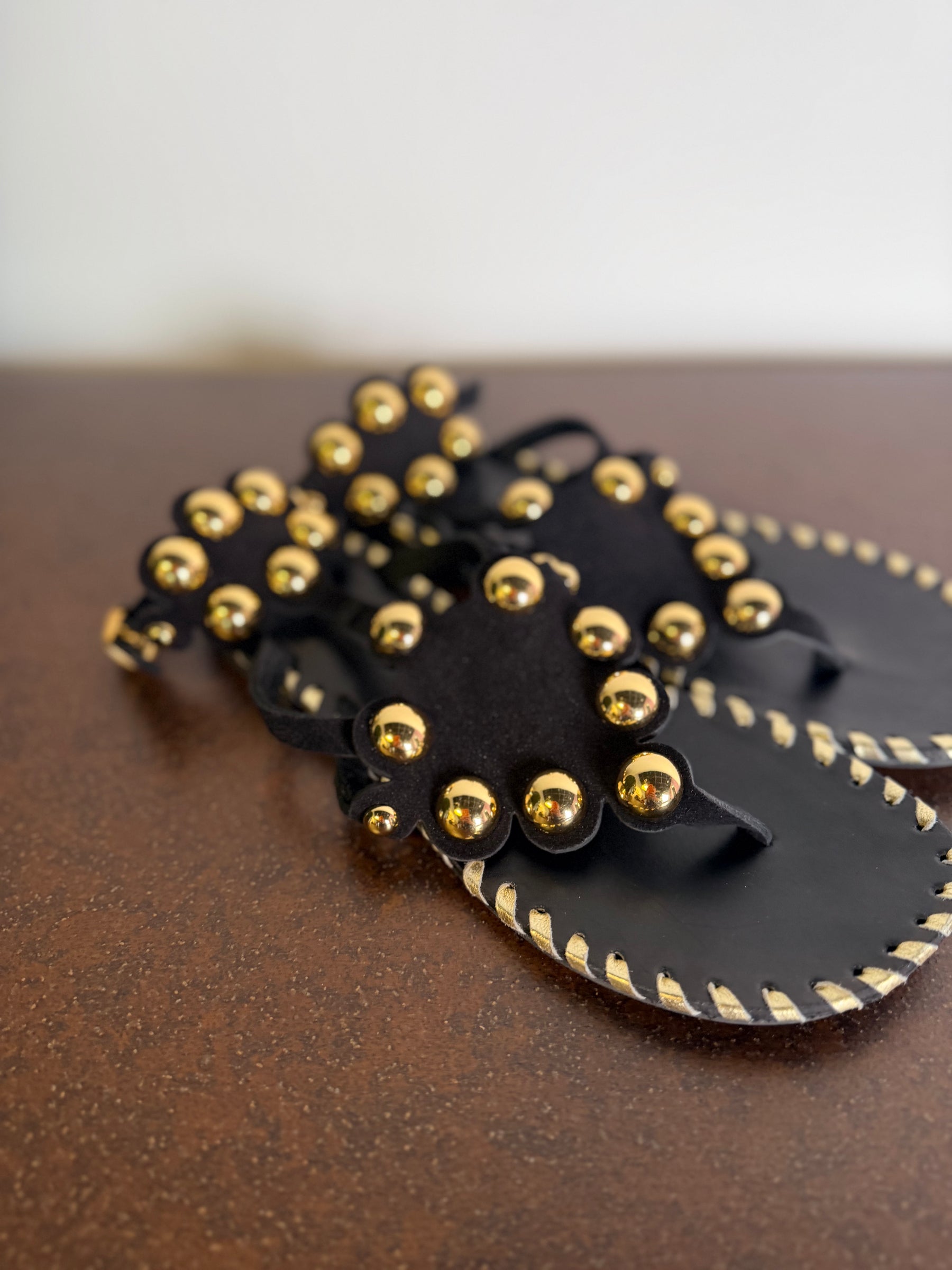 Sandalo Flat Borchie Gold – Nero