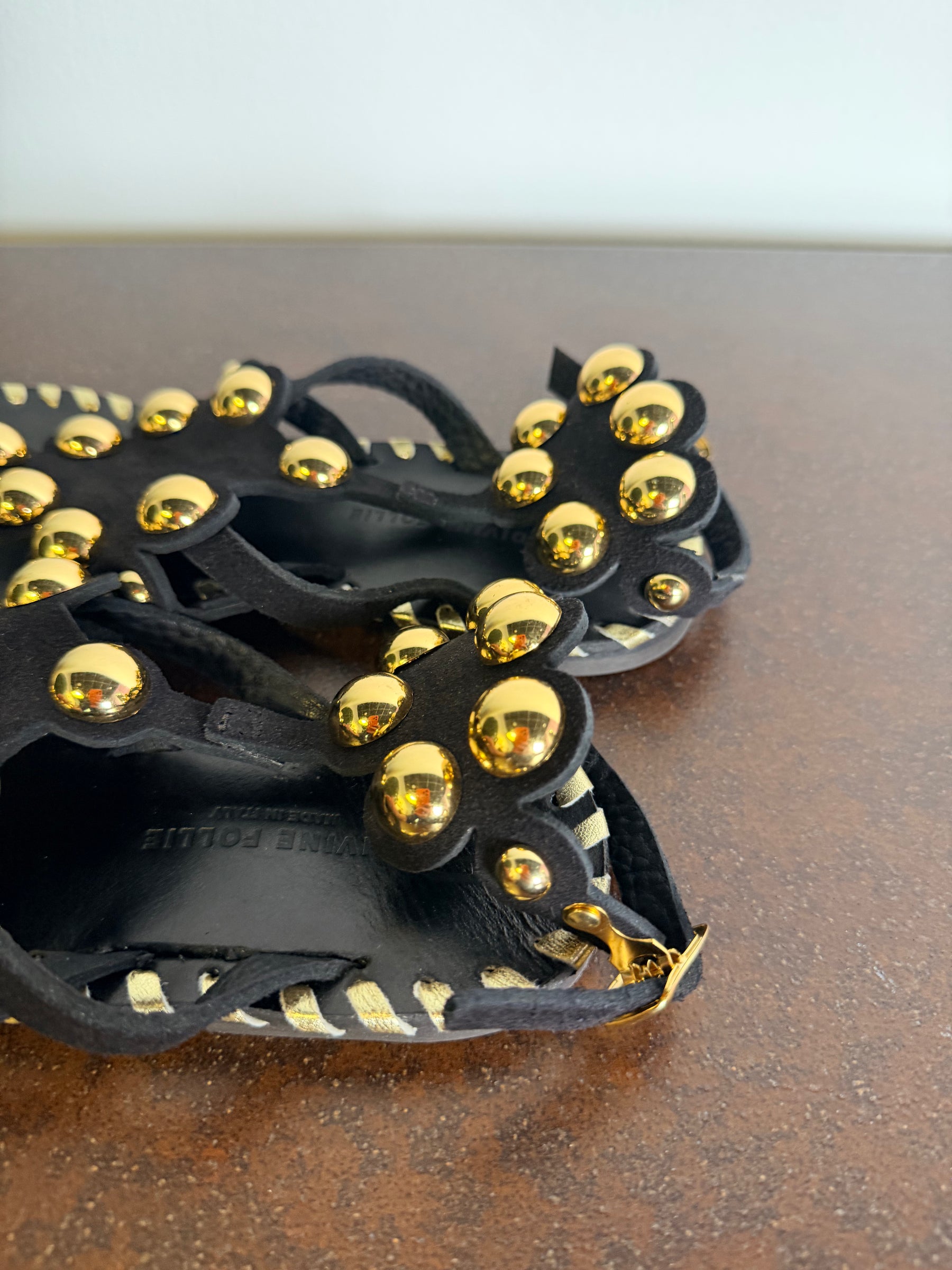 Sandalo Flat Borchie Gold – Nero