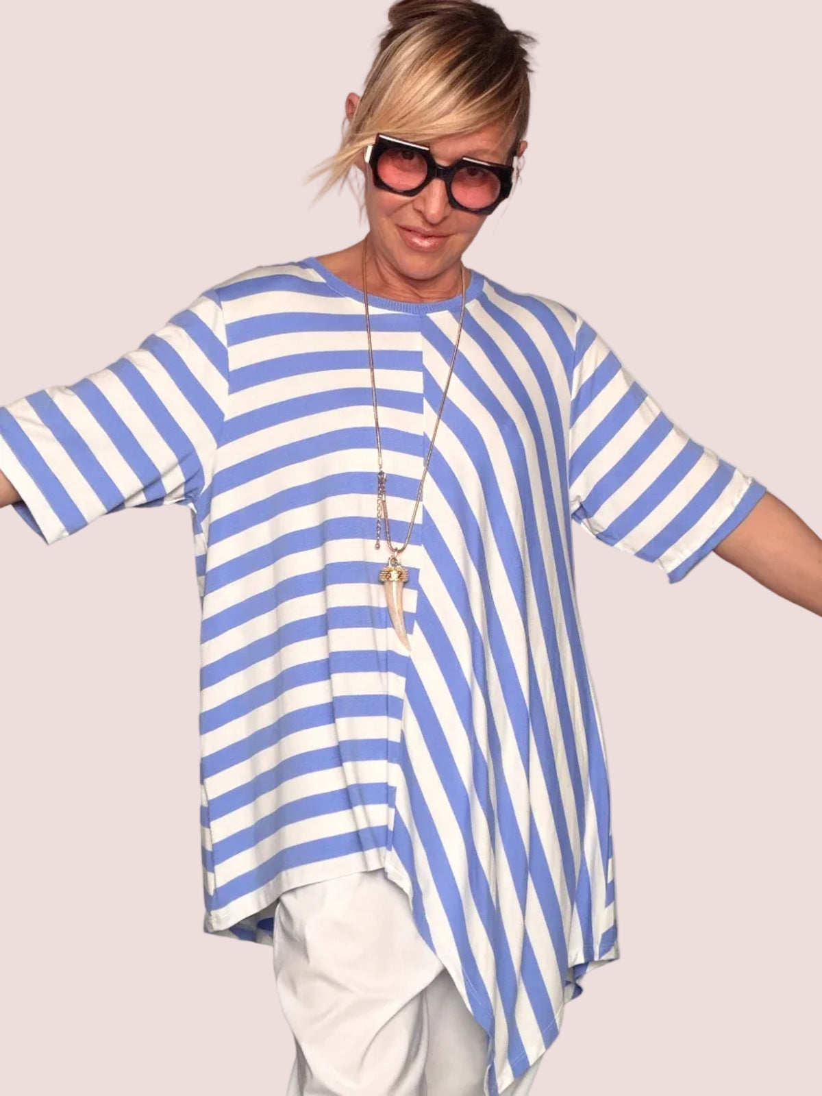 Maglia Oversize a Righe con Design Asimmetrico