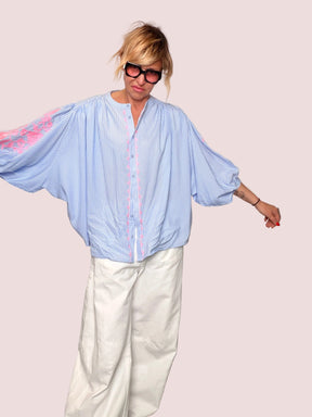 Camicia Oversize a Righe con Ricamo Floreale — Azzurro/Rosa