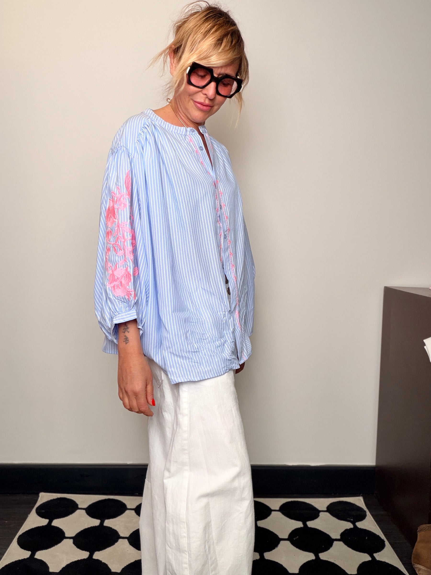 Camicia Oversize a Righe con Ricamo Floreale — Azzurro/Rosa