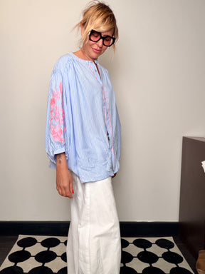 Camicia Oversize a Righe con Ricamo Floreale — Azzurro/Rosa