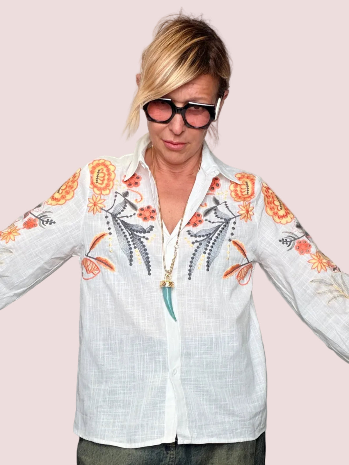 Camicia Bianco con Ricami Floreali — Boho Chic